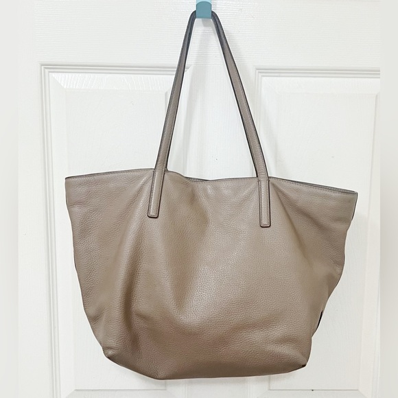 Michael Kors Izzy Large Leather tote Bag in Tan Color - Picture 3 of 5